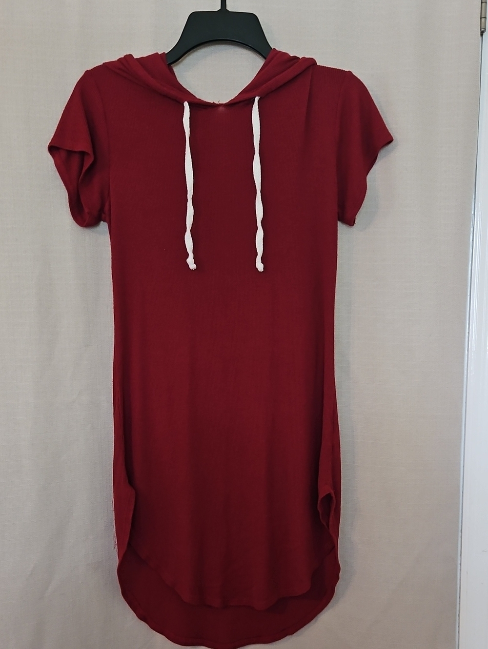 Heart Hips Short-Sleeve Hooded High-Low Dress in Burgundy